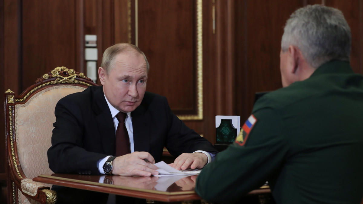 Vlagyimir Putyin orosz elnök (b) és Szergej Sojgu orosz védelmi miniszter tanácskozik a moszkvai Kremlben 2022. július 4-én.