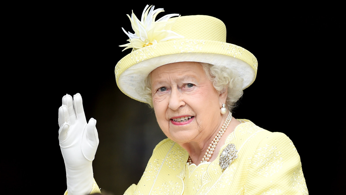 2016. június 10-én Londonban készített kép II. Erzsébet brit királynőről, aki 2022. szeptember 8-án, 96 éves korában, uralkodásának 71. évében elhunyt.