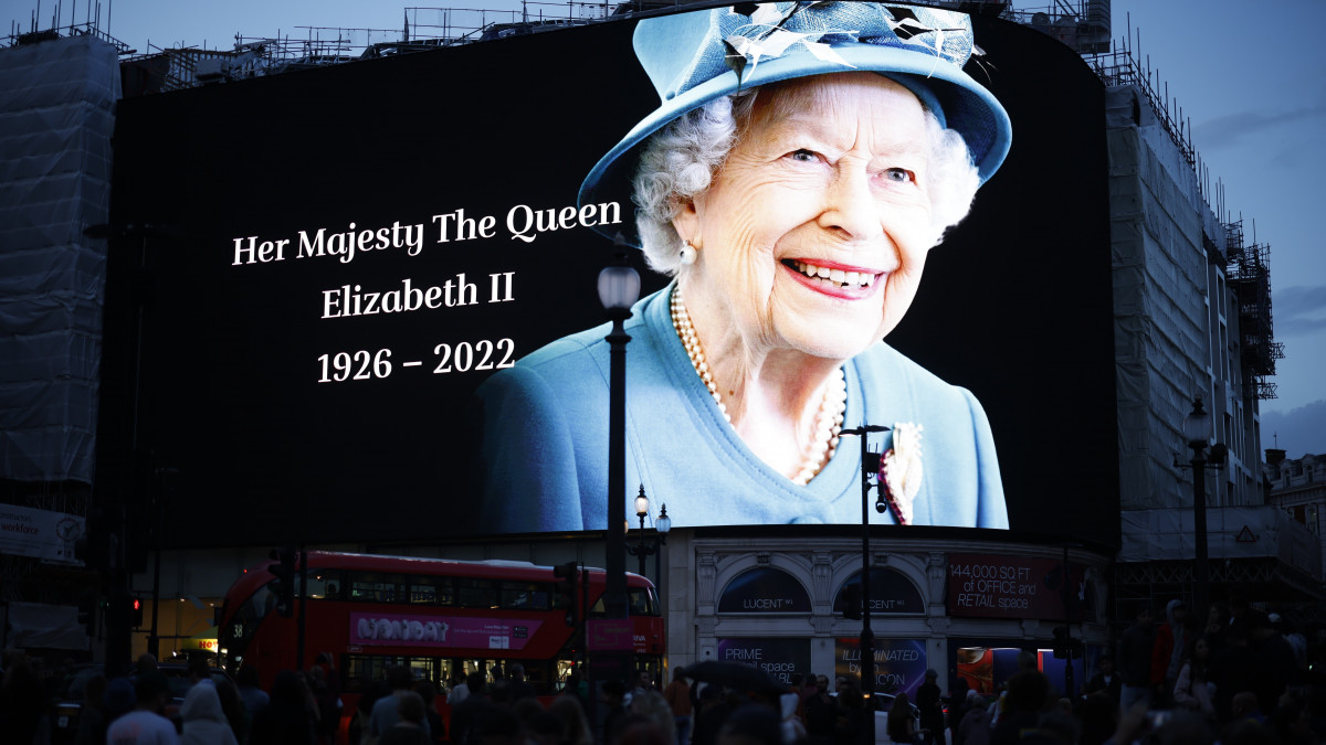 II. Erzsébet brit uralkodó óriásfotója a londoni Piccadilly Circus kivetítőjén 2022. szeptember 8-án, halálának napján. A királynő életének 97., uralkodásának 71. évében a skóciai Balmoral kastélyában hunyt el. II. Erzsébet királynő édesapja, VI. György király halálának napján, 1952. február 6-án lépett az Egyesült Királyság trónjára. Halálának pillanatától elsőszülött fia, a 73 esztendős eddigi trónörökös, Károly a brit uralkodó III. Károly néven.