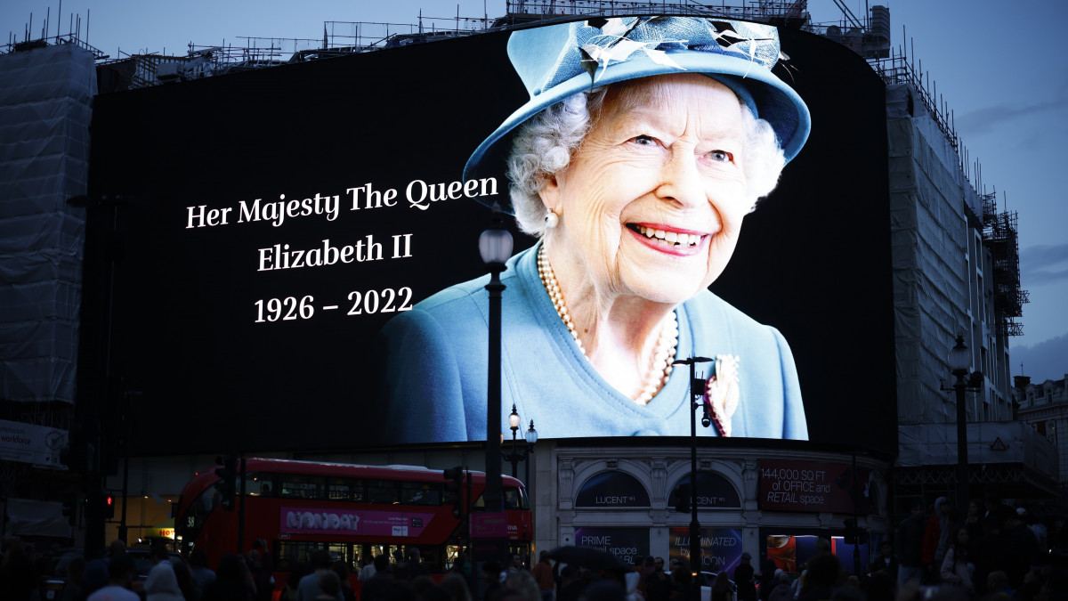 II. Erzsébet brit uralkodó óriásfotója a londoni Piccadilly Circus kivetítőjén 2022. szeptember 8-án, halálának napján. A királynő életének 97., uralkodásának 71. évében a skóciai Balmoral kastélyában hunyt el. II. Erzsébet királynő édesapja, VI. György király halálának napján, 1952. február 6-án lépett az Egyesült Királyság trónjára. Halálának pillanatától elsőszülött fia, a 73 esztendős eddigi trónörökös, Károly a brit uralkodó III. Károly néven.