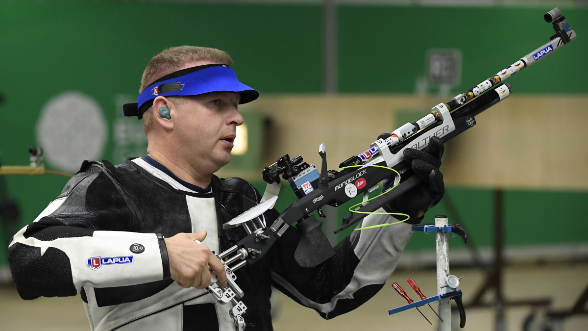 Sidi Péter a férfi légpuska versenyszám döntőjében a II. Európa Játékokon a minszki Lövész Központban 2019. június 24-én.