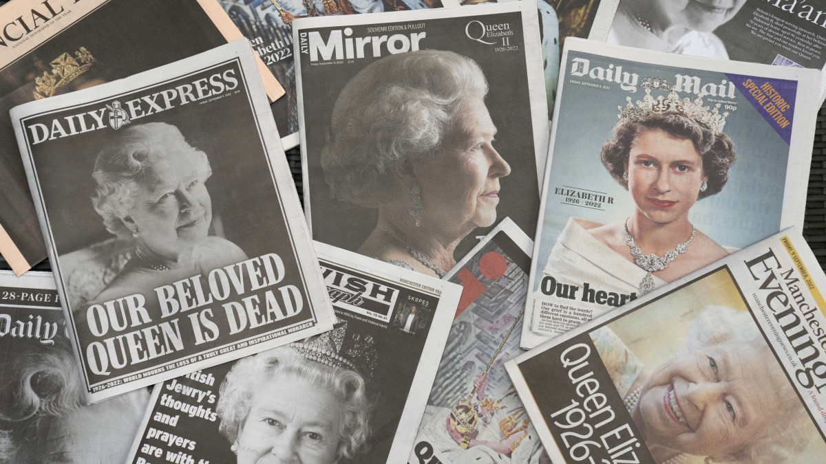 II. Erzsébet brit királynő haláláról szóló tudósítások a brit lapok címlapján Manchesterben 2022. szeptember 9-én. II. Erzsébet brit uralkodó életének 97., uralkodásának 71. évében előző nap hunyt el a skóciai Balmoral kastélyában.