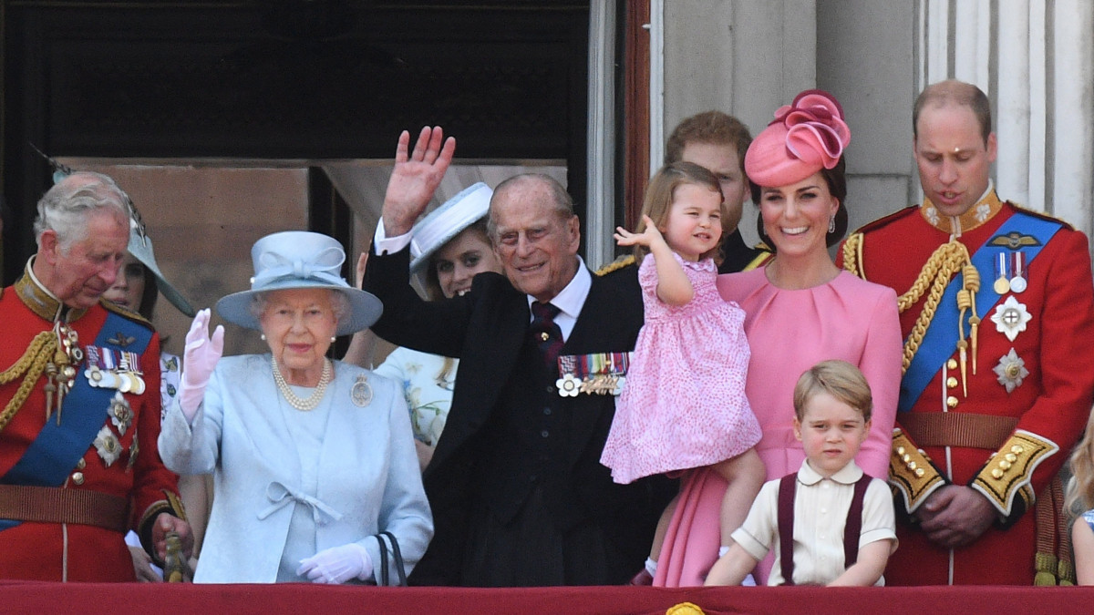 London, 2017. június 17.Károly walesi herceg, II. Erzsébet brit uralkodó és férje, Fülöp edinburghi herceg, Katalin cambridge-i hercegnő, Vilmos cambridge-i herceg (b-j) gyermekeik, György herceg (elöl) és Sarolta hercegnő (anyja karján) a királynő  hivatalos születésnapja alkalmából rendezett hagyományos zászlós díszszemlén (Trooping the Colour) Londonban 2017. június 17-én. A tisztelgő katonai parádét 1748 óta mindig június második szombatján tartják. II. Erzsébet királynő, a nyugati világ legidősebb és leghosszabb ideje regnáló uralkodója, 1926. április 21-én született. (MTI/EPA/Facundo Arrizabalaga)