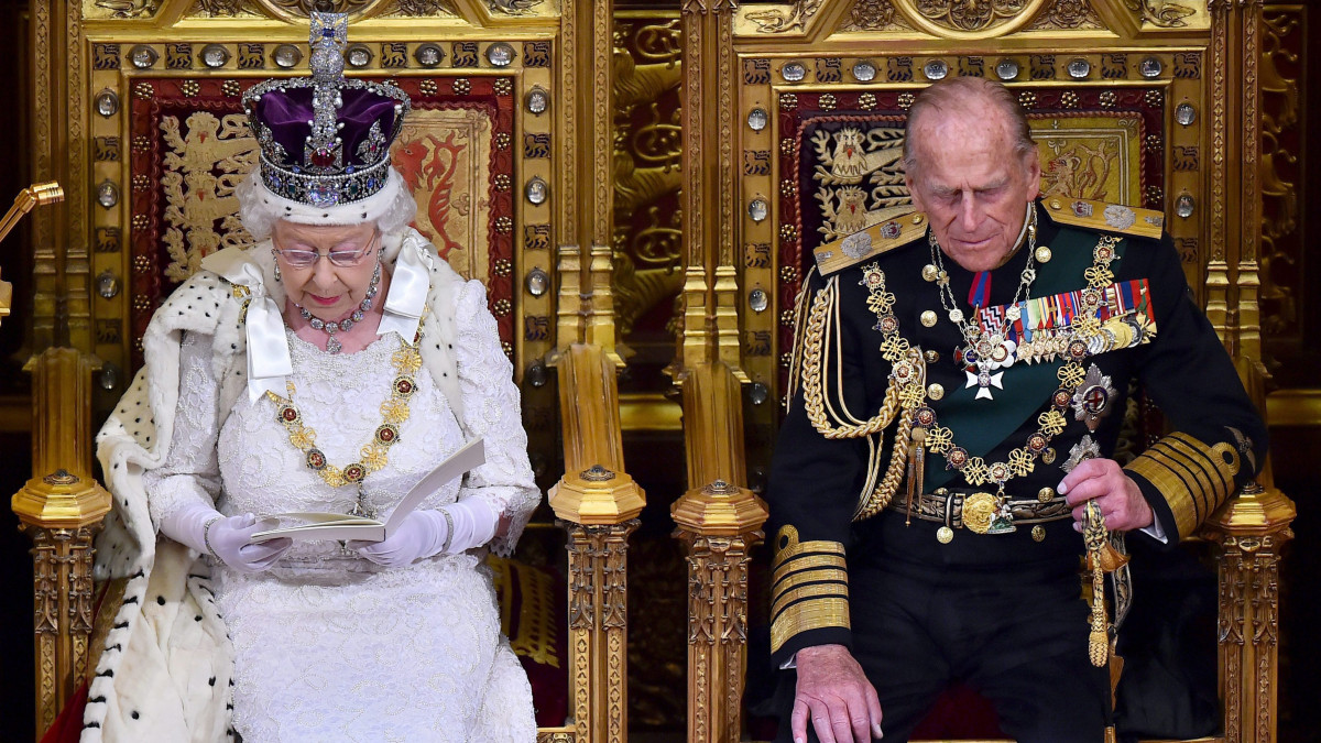 London, 2015. május 27.II. Erzsébet brit királynő férje, Fülöp edinburghi herceg társaságában felolvassa trónbeszédét, amellyel megnyitja a 2015-2016-os parlamenti évet a felsőházban, a Lordok Házában 2015. május 27-én. A trónbeszéd a kormány törvénykezési munkatervét ismerteti. (MTI/EPA/Ben Stansall)