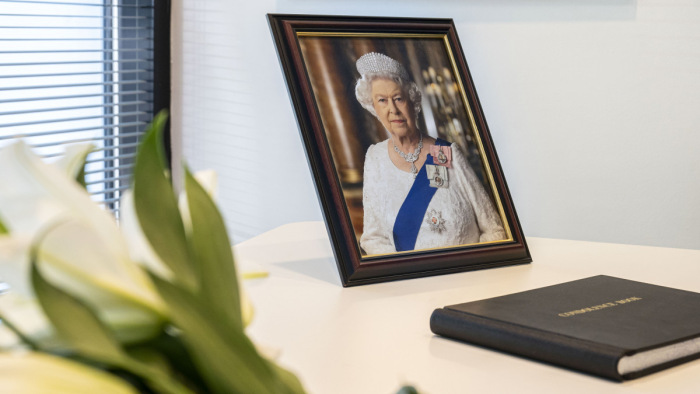 Négy napja gyakorolnak a királynő londoni gyászmenetére