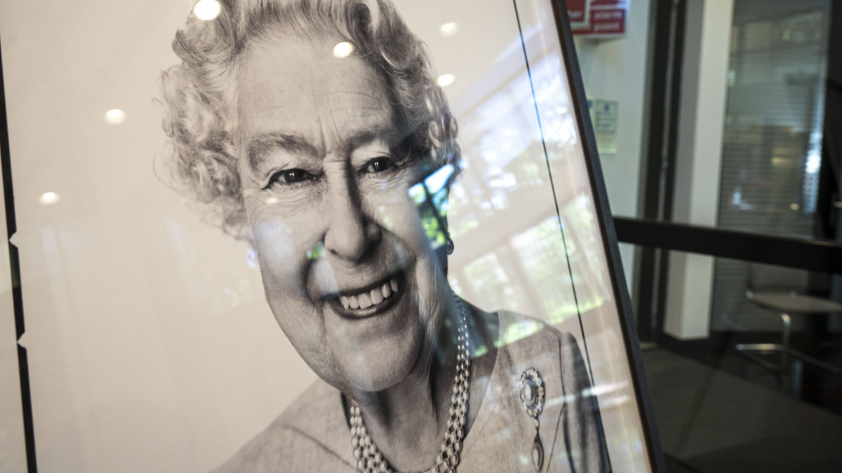 II. Erzsébet brit királynő portréja a budapesti brit nagykövetség épületében 2022. szeptember 9-én. II. Erzsébet brit királynő életének 97., uralkodásának 71. évében a skóciai Balmoral kastélyában 2022. szeptember 8-án elhunyt.