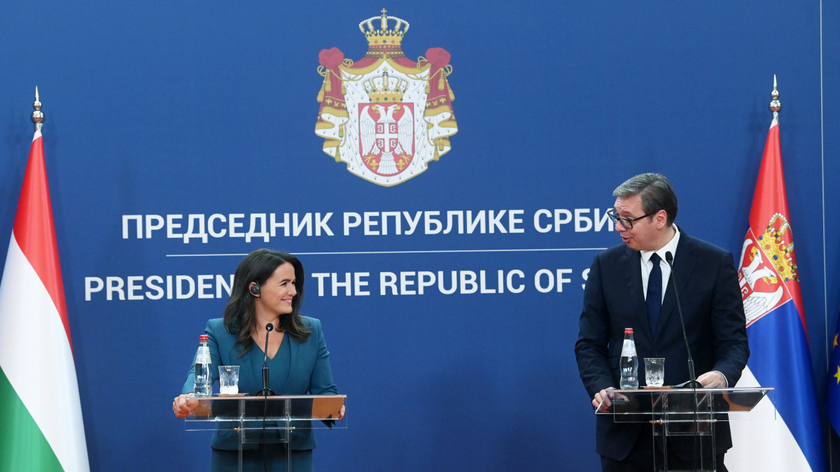 Novák Katalin köztársasági elnök és Aleksandar Vucic szerb államfő sajtótájékoztatója a Szerbia Palotában Belgrádban 2022. szeptember 9-én.