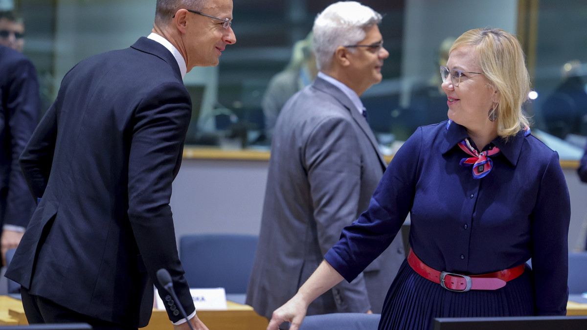 Anna Moskwa lengyel környezetvédelmi és klímaügyi miniszter (j) és Szijjártó Péter külgazdasági és külügyminiszter üdvözli egymást az Európai Unió energiaügyi miniszterei rendkívüli tanácskozásának kezdetén az Európai Tanács brüsszeli székházában 2022. szeptember 9-én.