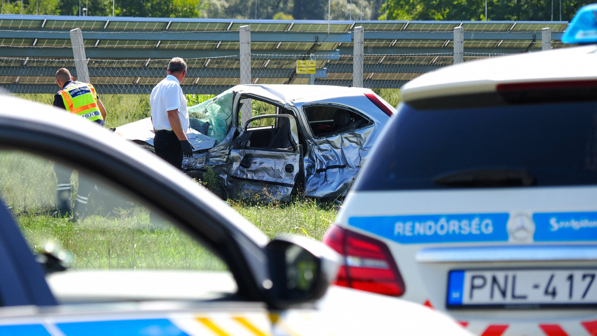 Frontális ütközésben összetört személygépkocsi a Kecel és Kiskőrös közötti úton 2022. szeptember 9-én. A balesetben egy ember meghalt, hárman megsérültek.