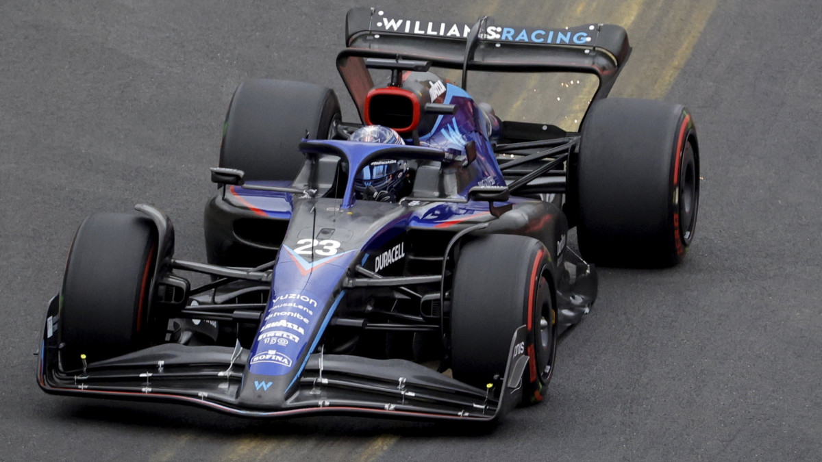 Alexander Albon, a Williams thaiföldi versenyzője a Forma-1-es autós gyorsasági világbajnokság Belga Nagydíjának harmadik szabadedzésén a spa-francorchampsi 2022. augusztus 27-én. A futamot augusztus 28-án rendezik.