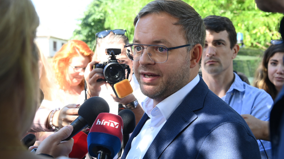 A Polgári Magyarországért Alapítvány rendezvényére, a Polgári Piknikre érkező Orbán Balázs, a miniszterelnök politikai igazgatója nyilatkozik a sajtó munkatársainak a kötcsei Dobozy kúriánál 2022. szeptember 10-én.