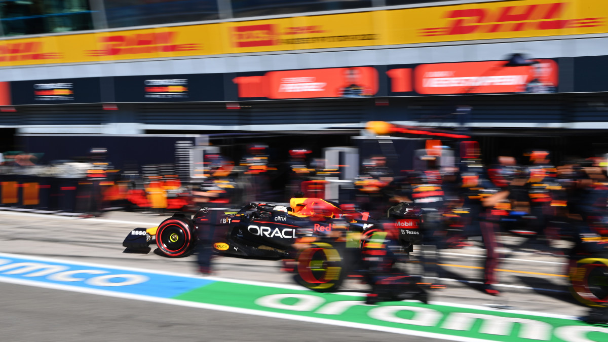 MONZA, ITALY - SEPTEMBER 11: Max Verstappen of the Netherlands driving the (1) Oracle Red Bull Racing RB18 makes a pitstop during the F1 Grand Prix of Italy at Autodromo Nazionale Monza on September 11, 2022 in Monza, Italy. (Photo by Dan Mullan/Getty Images)