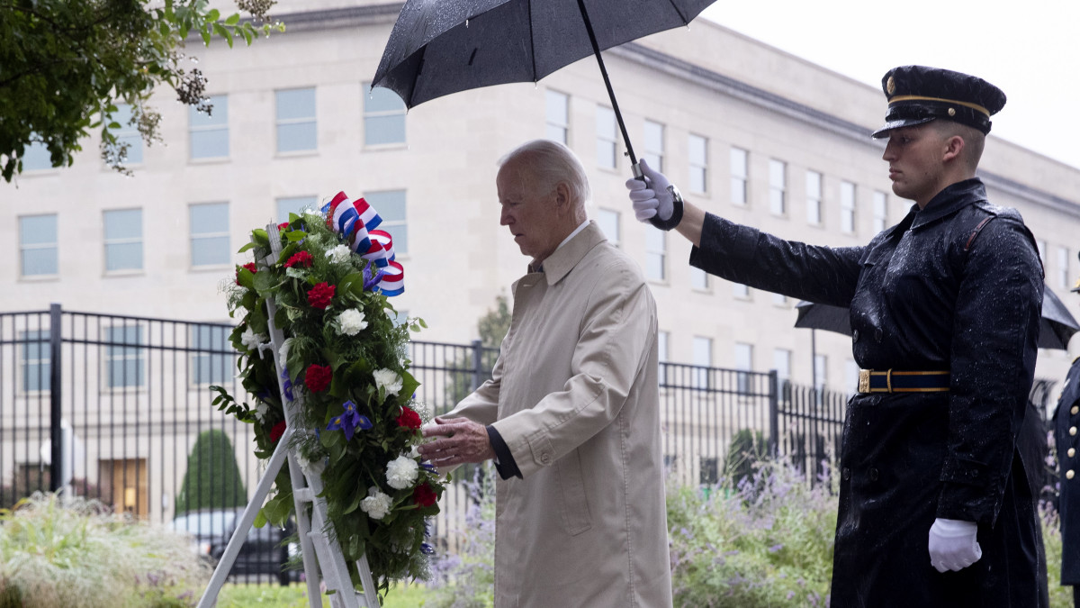 Joe Biden amerikai elnök a védelmi minisztérium washingtoni épületénél, a Pentagonnál tartott megemlékezésen 2022. szeptember 11-én, az Egyesült Államok elleni repülőgépes terrotámadások 21. évfordulóján.