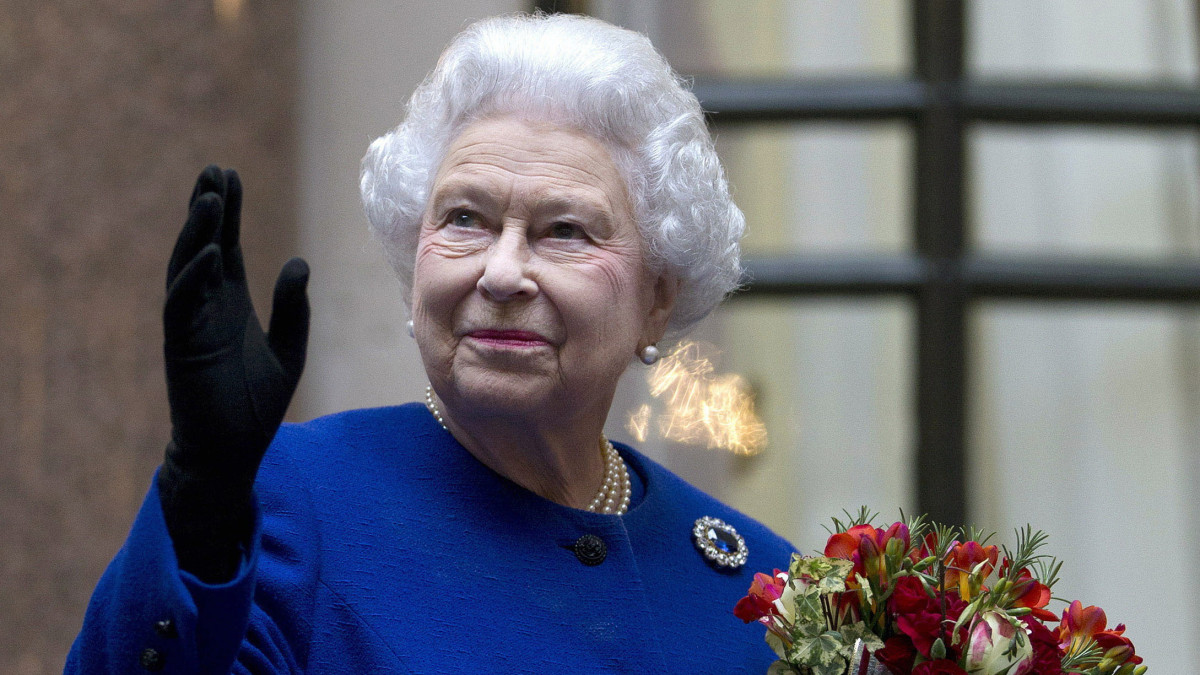 2012. december 18-án készült kép II. Erzsébet brit királynőről, amint búcsúzik a Külügyi és Nemzetközösségi Hivatal munkatársaitól Londonban. A királynő életének 97., uralkodásának 71. évében a skóciai Balmoral kastélyában 2022. szeptember 8-án elhunyt. II. Erzsébet királynő édesapja, VI. György király halálának napján, 1952. február 6-án lépett az Egyesült Királyság trónjára. Halálának pillanatától elsőszülött fia, a 73 esztendős eddigi trónörökös, Károly a brit uralkodó III. Károly néven.