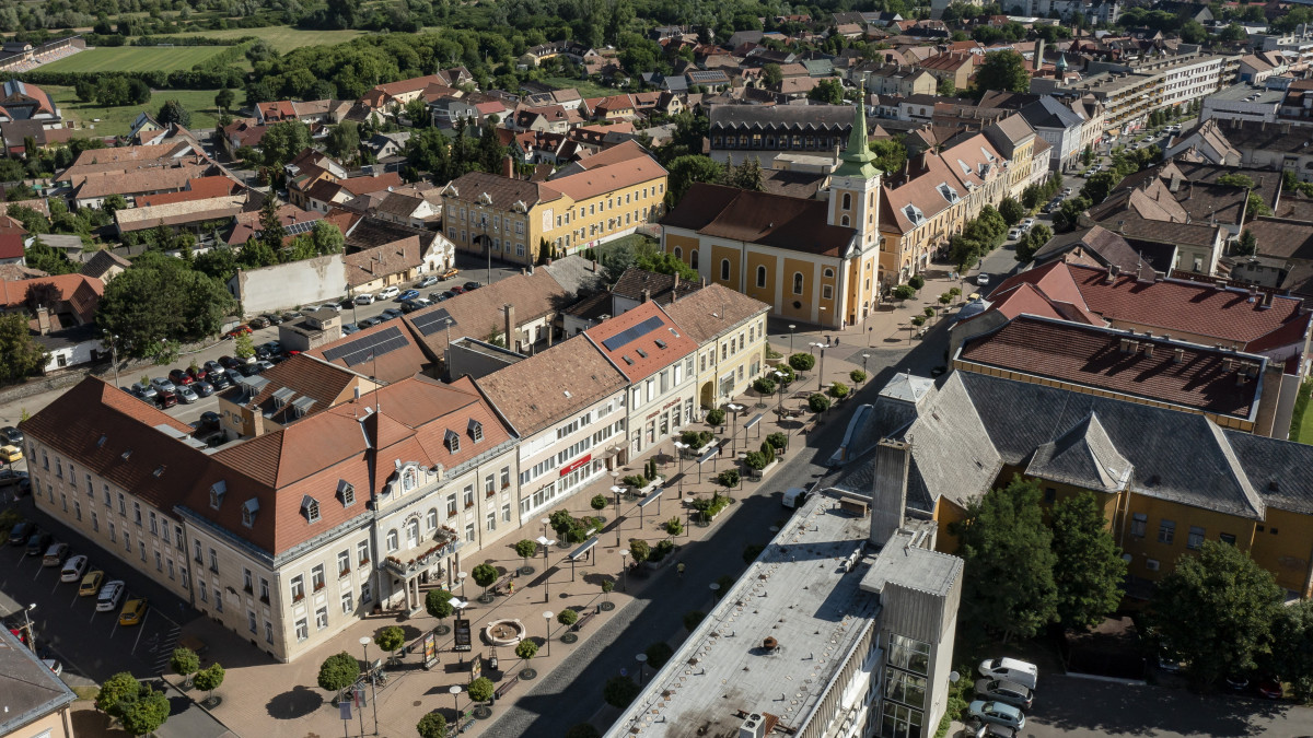 A drónnal készített felvételen a városháza (b) és a Rákóczi fejedelem út Balassagyarmaton 2022. június 20-án.