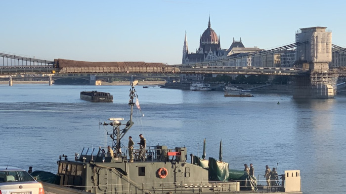 Zárva Bel-Buda, bombát emelnek ki a Dunából