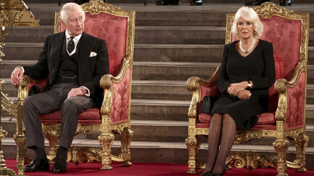 III. Károly brit király és felesége, Kamilla a kétkamarás brit törvényhozás közös részvétnyilvánító megemlékezésén a parlament londoni épületében, a Westminster-palotában 2022. szeptember 12-én. Károly édesanyja, II. Erzsébet királynő szeptember 8-án, 96 éves korában, uralkodásának 71. évében elhunyt.