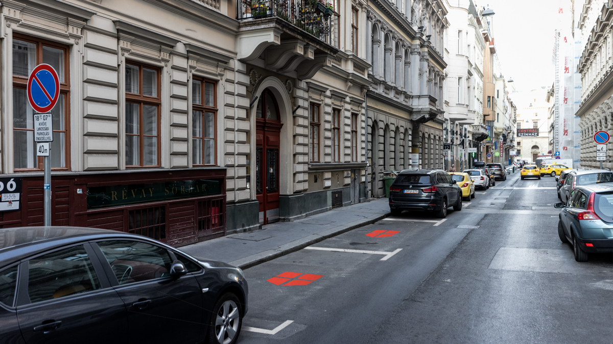 Már festik az újfajta budapesti parkolóhelyeket