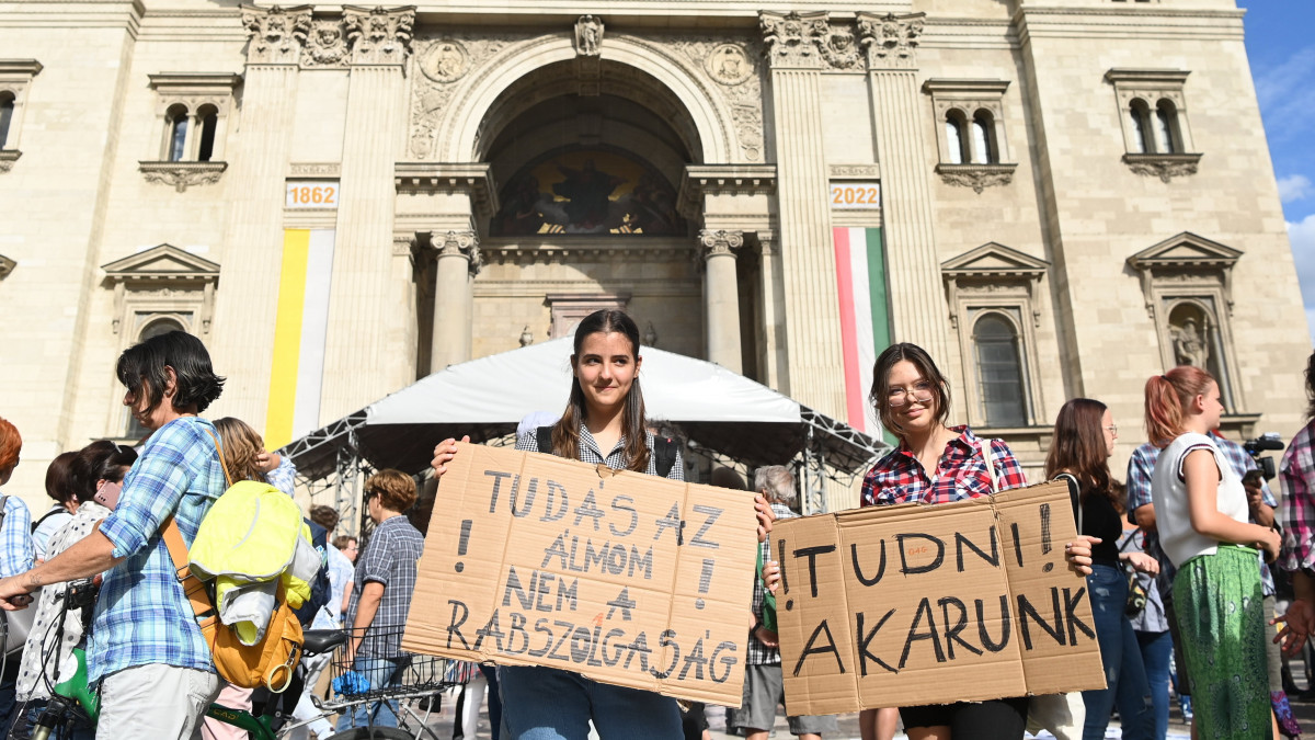 Az oktatás fejlesztéséért, a pedagógusok megbecsüléséért szervezett, a Diákok a tanárokért Facebook-csoport által jegyzett demonstráció résztvevői Budapesten a Szent István téren 2022. szeptember 2-án.