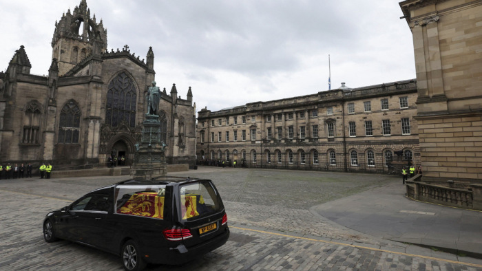 Edinburghban felravatalozták II. Erzsébet koporsóját