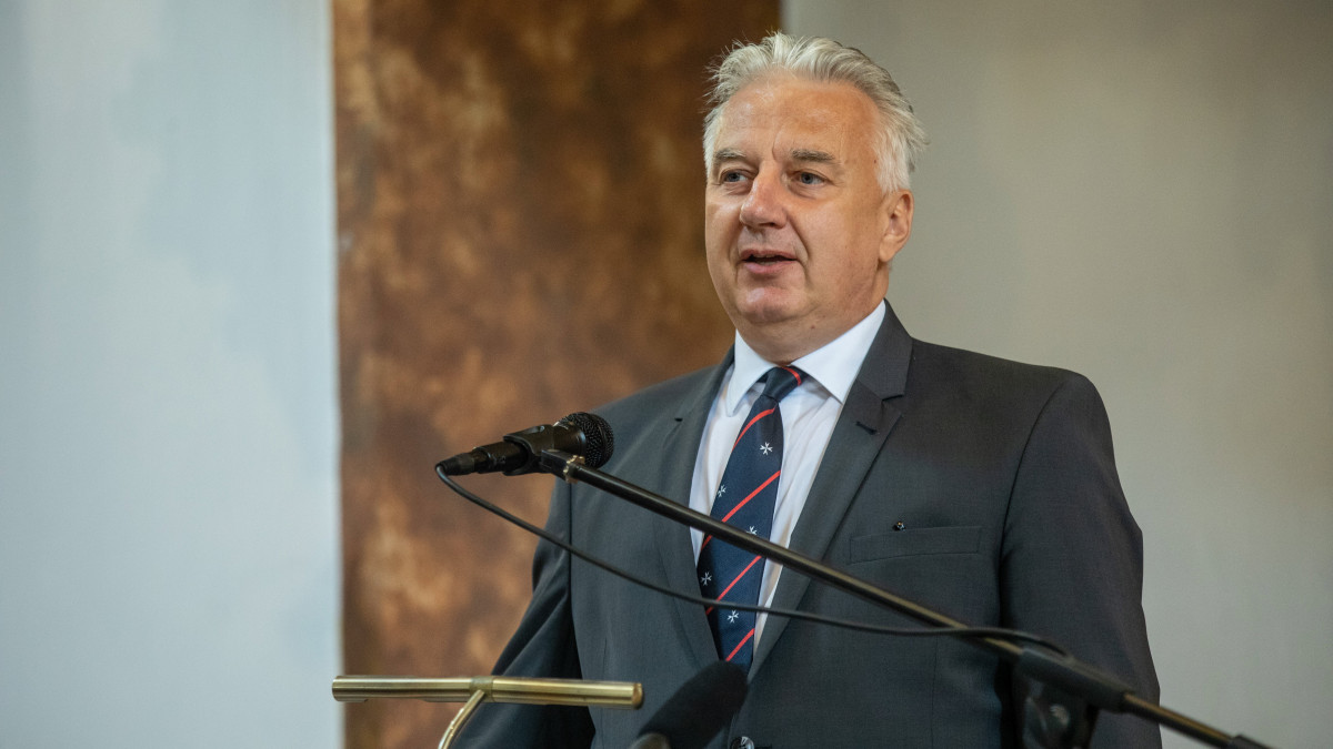 Semjén Zsolt miniszterelnök-helyettes beszédet mond a Marosmenti Mindszenty-napok alkalmából tartott mise után tartott ünnepségen a Belvárosi Szent István király templomban 2022. május 28-án.
