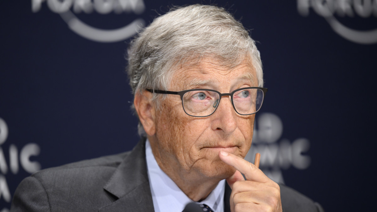 Bill Gates amerikai milliárdos, a Microsoft szoftvervállalat társalapítója az 51. Világgazdasági Fórumon a svájci Davosban 2022. május 25-én.