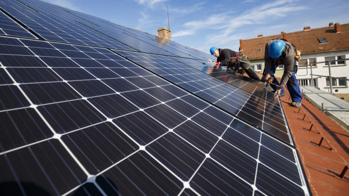 Nem ütközik az uniós jogba - közölte az energetikai hivatal a napelemesek éves szaldójáról