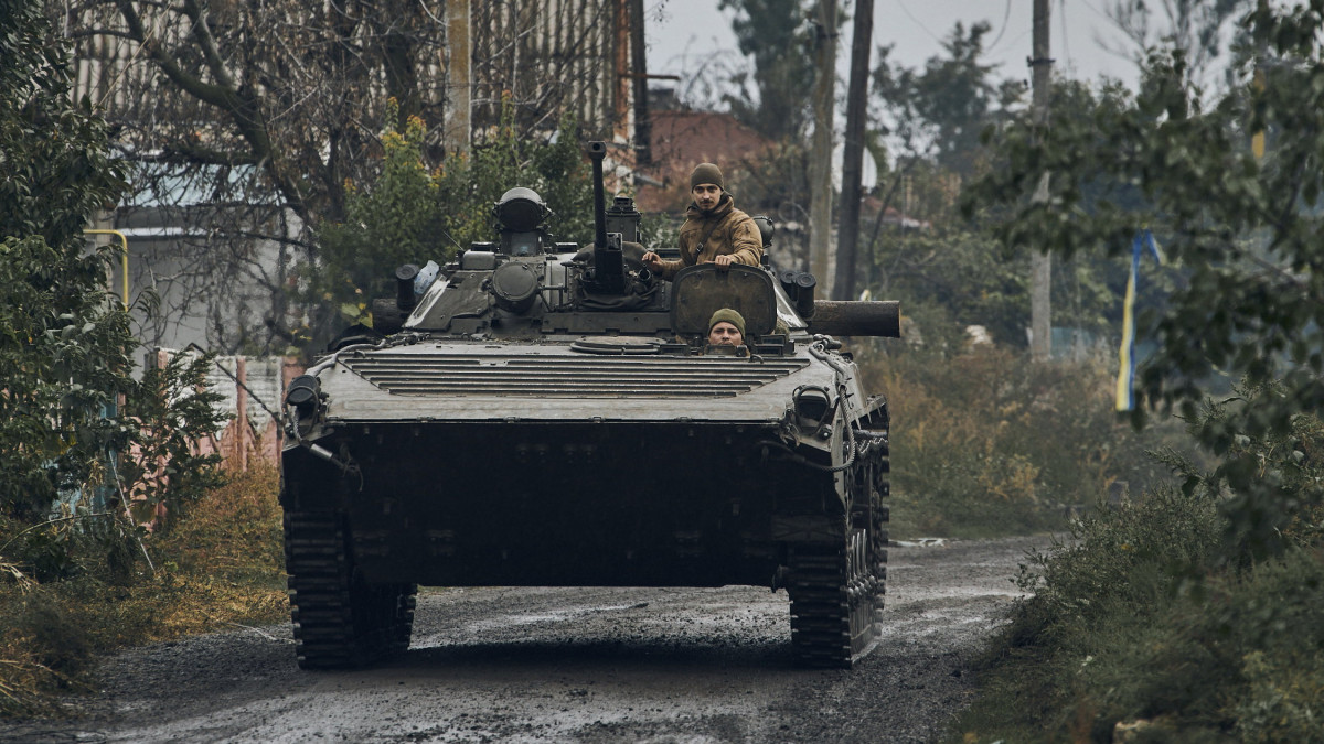 Ukrán katonák harcjárművel járőröznek a napokban felszabadított területek egyikén a kelet-ukrajnai Harkiv megyében 2022. szeptember 12-én. Oleh Szinyehubov Harkiv megyei kormányzó szerint az orosz megszállókat visszaszorító ukrán erők a frontvonal egyes szakaszain már elérték az orosz államhatárt.