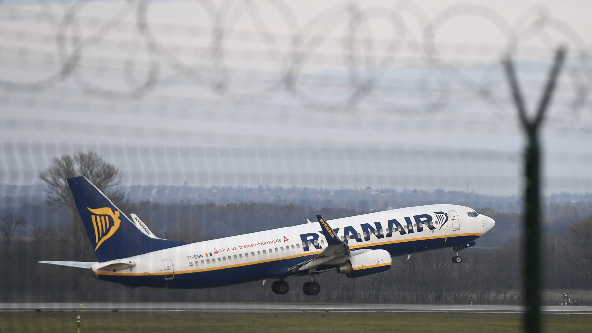 A Ryanair légitársaság repülőgépére a Liszt Ferenc-repülőtéren 2019. november 21-én.