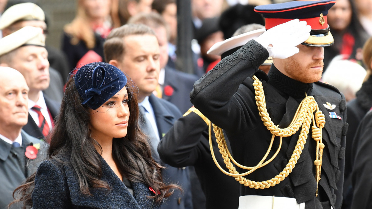 Harry sussexi herceg, Károly brit trónörökös másodszülött fia tiszteleg felesége, Meghan sussexi hercegnő társaságában a gyarmati és a világháborúkban elesett brit katonák emlékére 91. alkalommal megrendezett ünnepségen a londoni Westminster-apátságnál 2019. november 7-én. Nagy-Britanniában a pipacs a háborús halottak előtti tisztelgés jelképe, amelynek műanyagból vagy kerámiából készült, stilizált változatát a britek novemberben, a hősi halottak emlékhavában a ruhájukra tűzve hordják. A novemberi megemlékezésekre a háborúkban elesetteket jelképező, vörös pipaccsal díszített apró fakeresztekből 70 ezer készül minden évben.