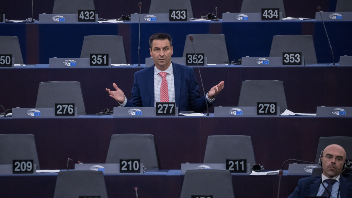 Ladislav Ilcic, az Európai Konzervatívok és Reformisták horvát képviselője a jogállamiság magyarországi helyzetéről tartott vitán a parlament plenáris ülésén Strasbourgban 2022. szeptember 14-én.
