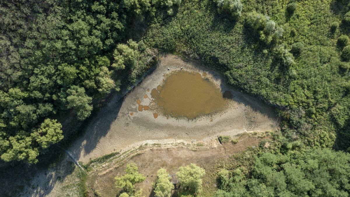 A drónnal készített felvételen a kiszáradóban lévő Halda-tó Bátonyterenyén 2022. július 20-án.