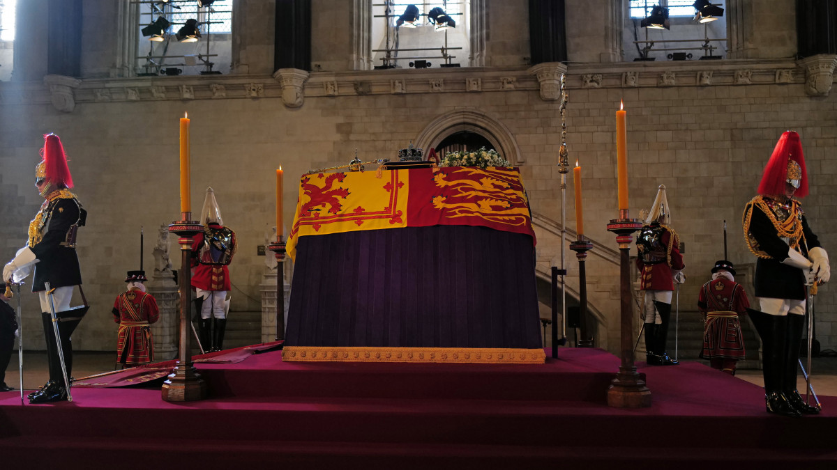 II. Erzsébet brit királynőnek a királyi család zászlajával letakart koporsója, rajta a királyi koronával a Westminster-csarnokban van felravatalozva 2022. szeptember 14-én. A szeptember 8-án, 96 éves korában, uralkodásának 71. évében elhunyt királynőt négy napra, a szeptember 19-i temetésig ravatalozták fel a történelmi csarnokban.