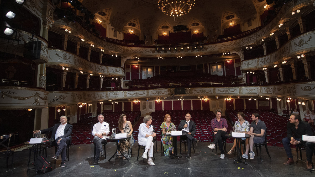 Rudolf Péter, a Vígszínház igazgatója beszél (b6) a színház 125. évadának évadhirdető sajtótájékoztatóján 2020. július 1-jén. Mellette Hegedűs D. Géza (b), Kern András (b4), Börcsök Enikő (b5), Bach Kata (b3) színművészek és Valló Péter rendező (b2).