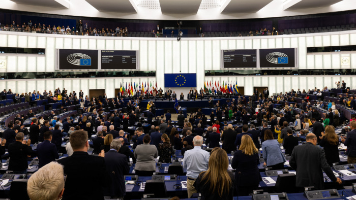„Na, most kell szerénynek lenni!” – Az ellenzék az EP-döntésről