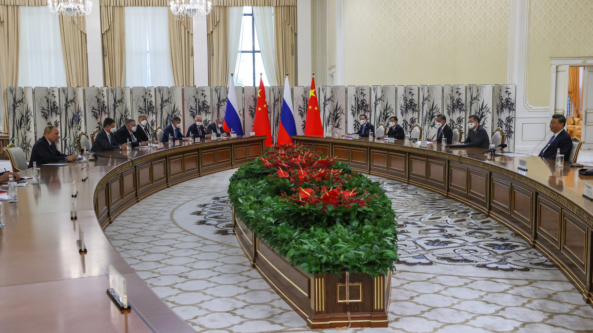 Vlagyimir Putyin orosz (b) és Hszi Csin-ping kínai elnök (j) kétoldalú megbeszélése a Sanghaji Együttműködési Szervezet (SCO) szamarkandi csúcstalálkozóján 2022. szeptember 15-én.