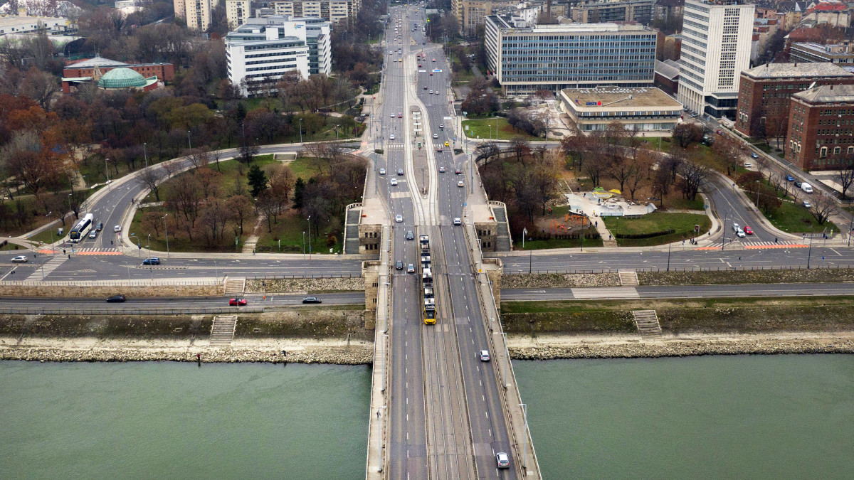 A Petőfi híd budai hídfője és az Irinyi József utca Budapesten 2020. december 20-án.