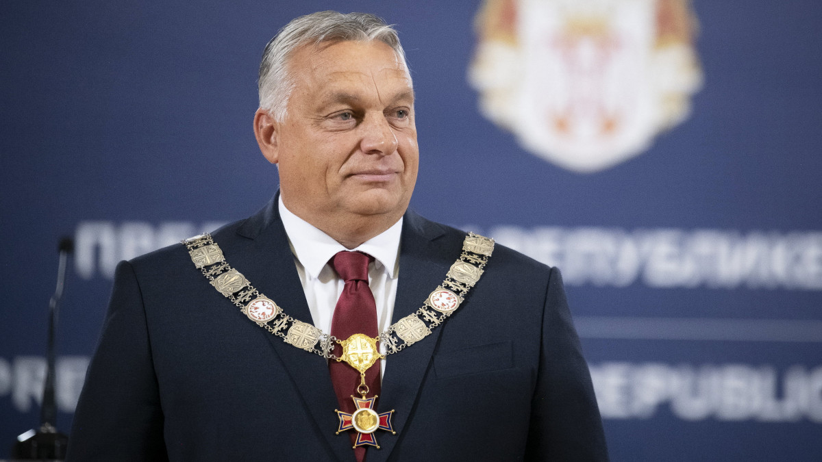 Belgrád, 2022. szeptember 16.A Miniszterelnöki Sajtóiroda által közreadott képen Orbán Viktor kormányfő, miután átvette a Szerb Köztársaság Érdemrendje kitüntetést Aleksandar Vucic szerb elnöktől a belgrádi elnöki hivatalban 2022. szeptember 16-án.
