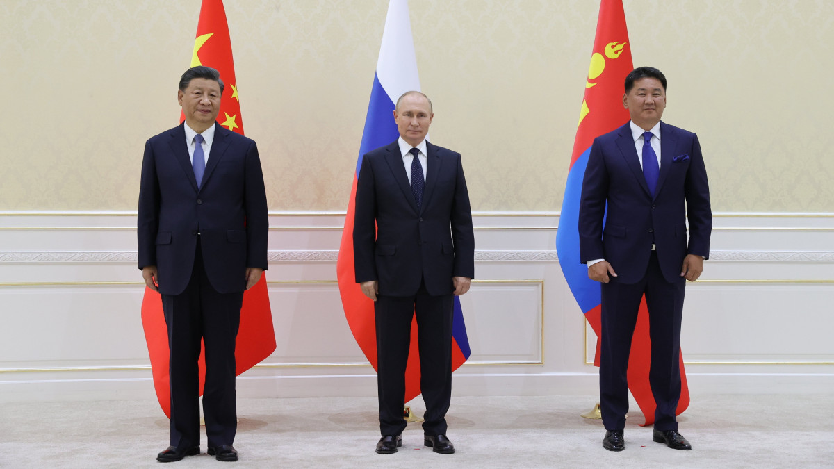 Hszi Csin-ping kínai, Vlagyimir Putyin orosz és Uhnágin Hürelszüh mongol elnök (b-j) a háromoldalú megbeszélésük kezdetén a Sanghaji Együttműködési Szervezet (SCO) csúcstalálkozóján Szamarkandban 2022. szeptember 15-én.