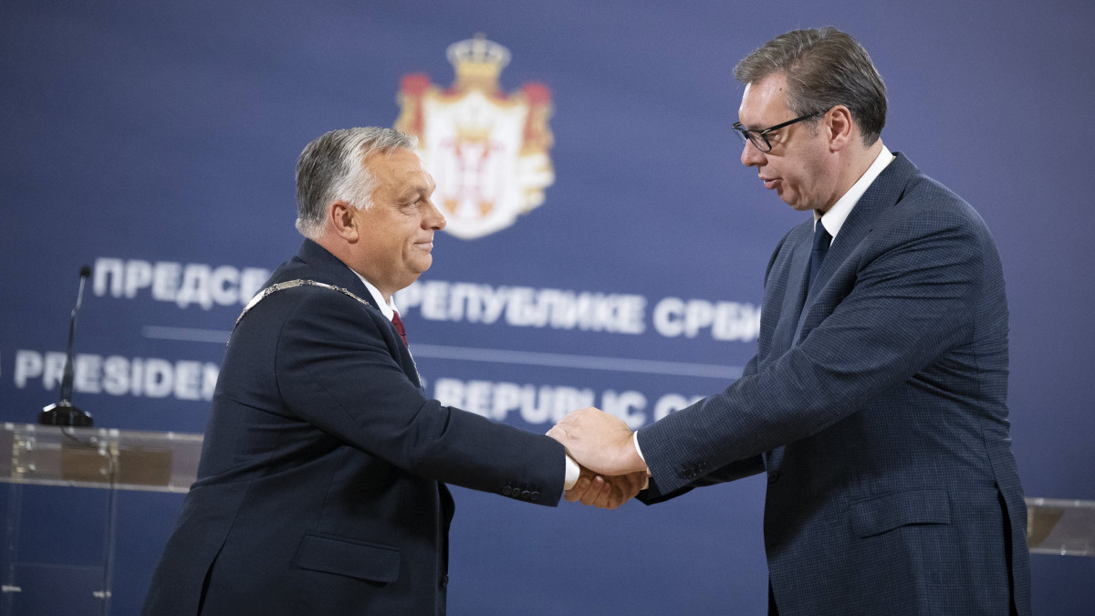 A Miniszterelnöki Sajtóiroda által közreadott képen Aleksandar Vucic szerb elnök (j) átadja a Szerb Köztársaság Érdemrendje kitüntetést Orbán Viktor kormányfőnek a belgrádi elnöki hivatalban 2022. szeptember 16-án.