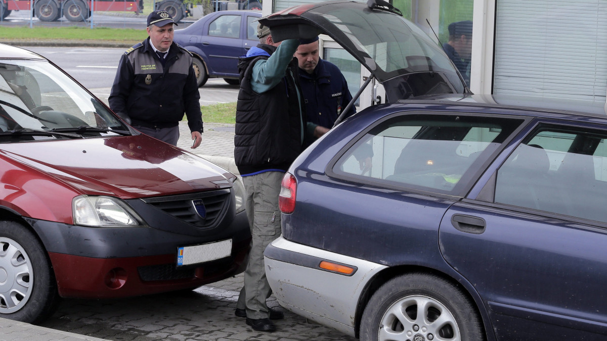 Egy belépő autós csomagtartóját ellenőrzik román és magyar határőrök a gyulai magyar-román határátkelőnél 2017. április 7-én. Egy ma életbe lépett európai uniós rendelet értelmében már nemcsak a harmadik ország állampolgárainak, hanem az Európai Unió valamennyi tagállama, valamint Norvégia, Izland, Liechtenstein és Svájc állampolgárainak úti okmányait is ellenőrizni kell ki- és belépéskor a schengeni információs rendszerben.