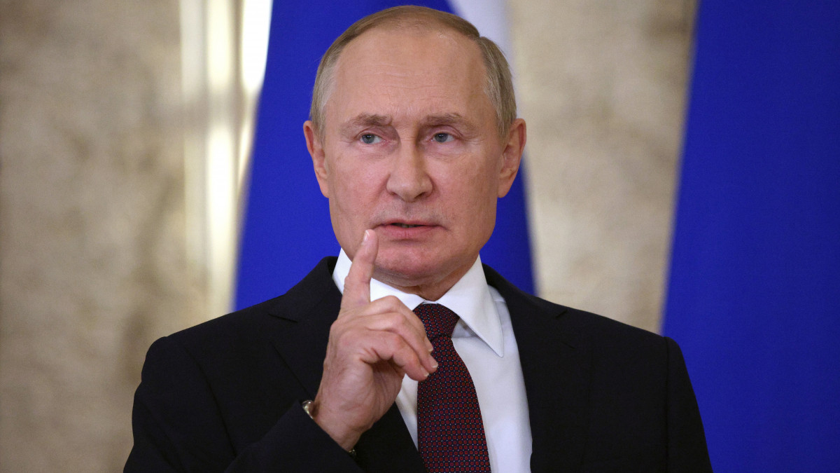 Vlagyimir Putyin orosz elnök nyilatkozik a Sanghaji Együttműködési Szervezet (SCO) szamarkandi csúcstalálkozójának végén, 2022. szeptember 16-án.