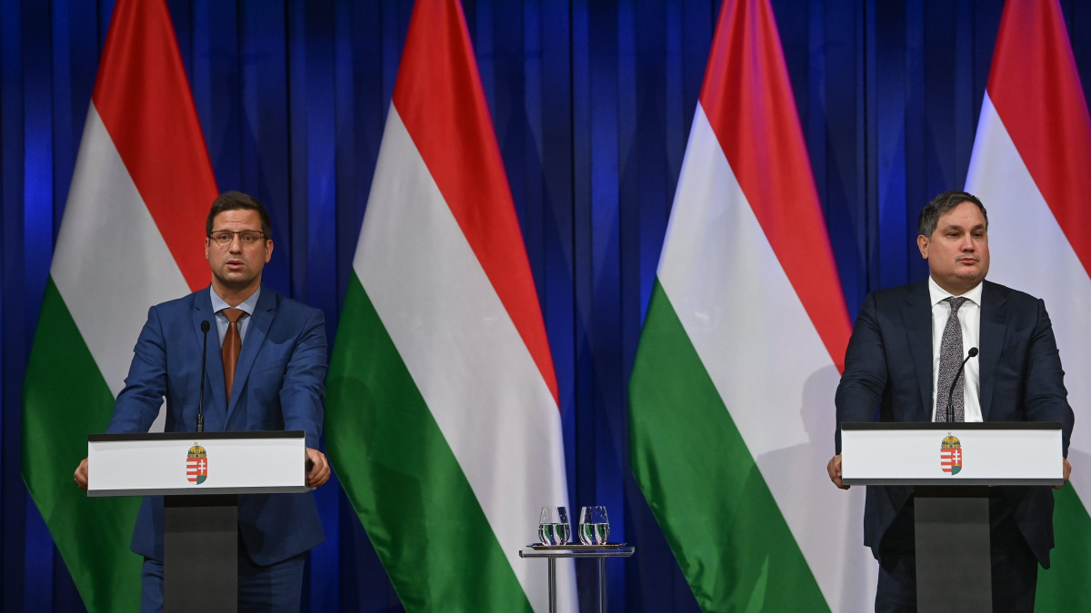 Gulyás Gergely Miniszterelnökséget vezető miniszter (b) és Nagy Márton gazdaságfejlesztési miniszter a Kormányinfó sajtótájékoztatón a Miniszterelnöki Kabinetiroda épületében 2022. szeptember 17-én.