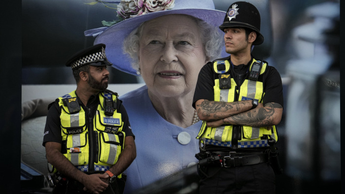 A királynő temetését megszervezte, de a jogosítványát elbukta