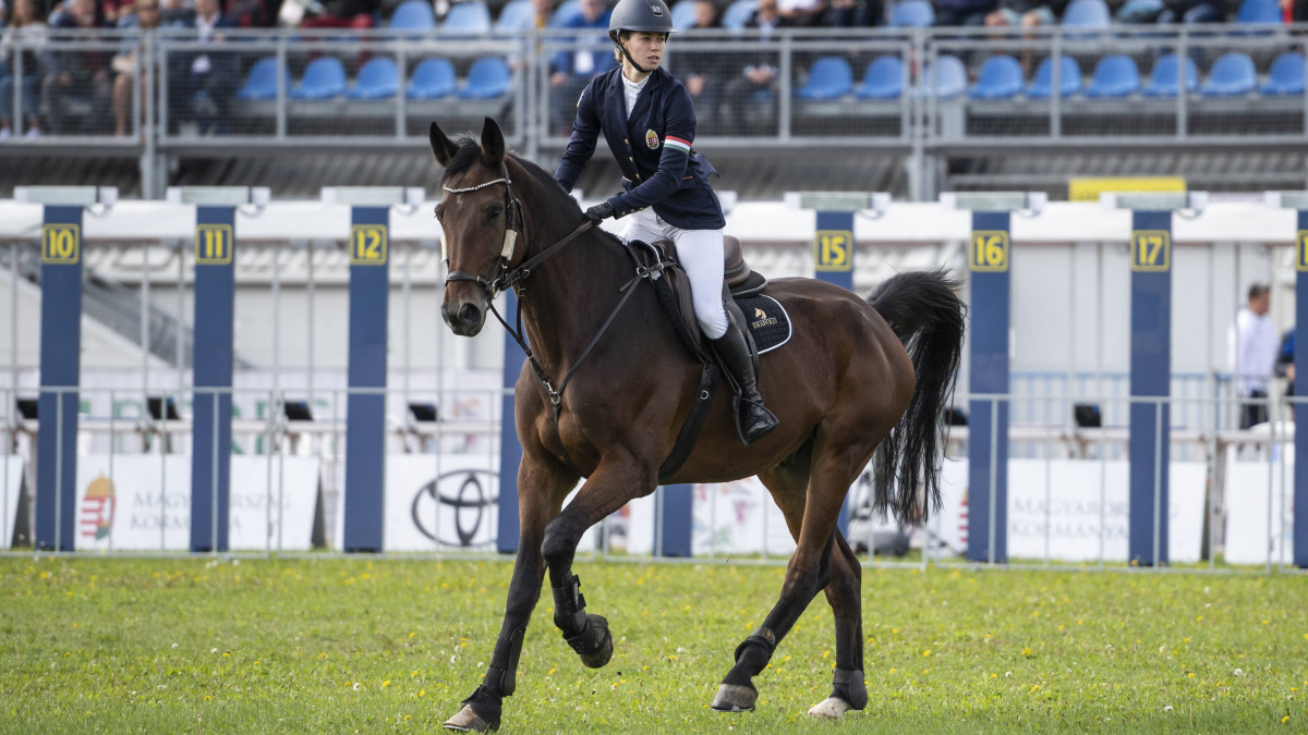 A későbbi egyéni harmadik helyezett Gulyás Michelle a székesfehérvári öttusa Európa-bajnokság női döntőjének lovaglás versenyszámában a Bregyó Közi Regionális Atlétikai Központban 2022. szeptember 18-án.