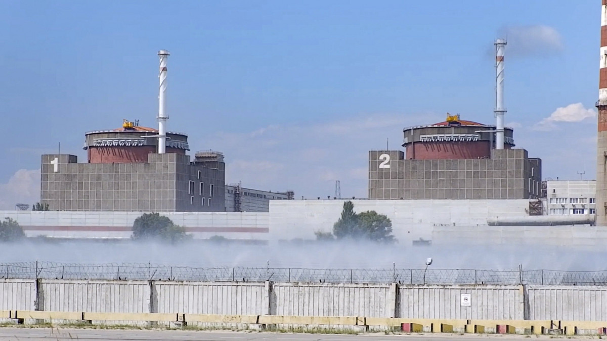 Az orosz védelmi minisztérium sajtószolgálata által közreadott, videófelvételről készült kép az orosz ellenőrzés alatt álló zaporizzsjai atomerőműről a délkelet-ukrajnai Enerhodarban 2022. augusztus 7-én. A támadás során egy kiégett fűtőcsövek tárolására szolgáló raktárt ért találat, valamint radioaktivitás mérésére szolgáló szenzorok sérültek meg. Az orosz és az ukrán erők egymást vádolják a zaporizzsjai atomerőmű lövetésével.