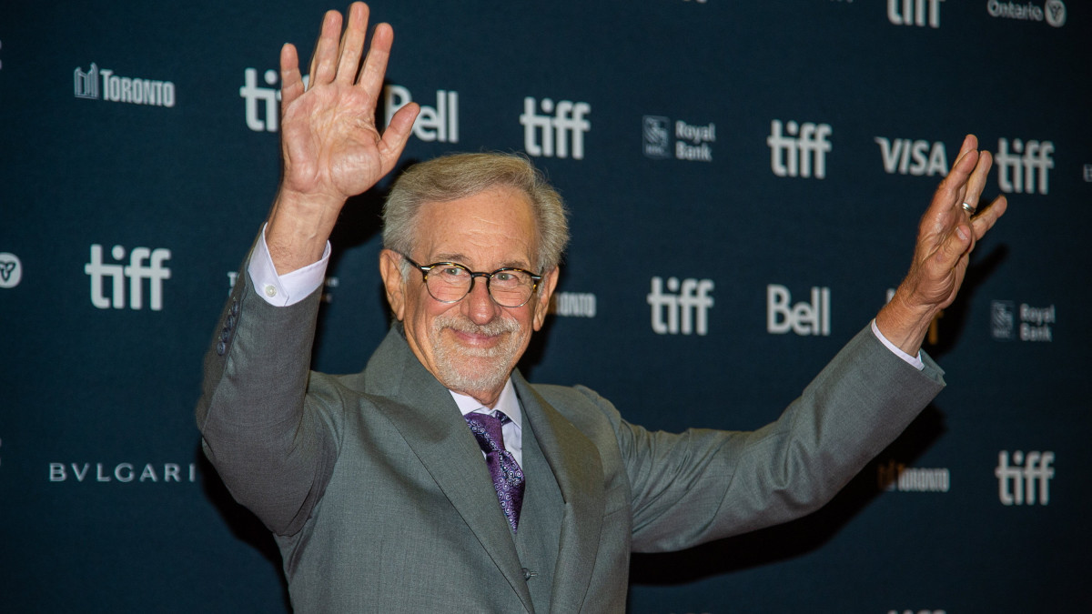 Steven Spielberg amerikai rendező-producer a The Fabelmans című filmjének vetítésére érkezik a 47. Torontói Nemzetközi Filmfesztiválon 2022. szeptember 10-én.