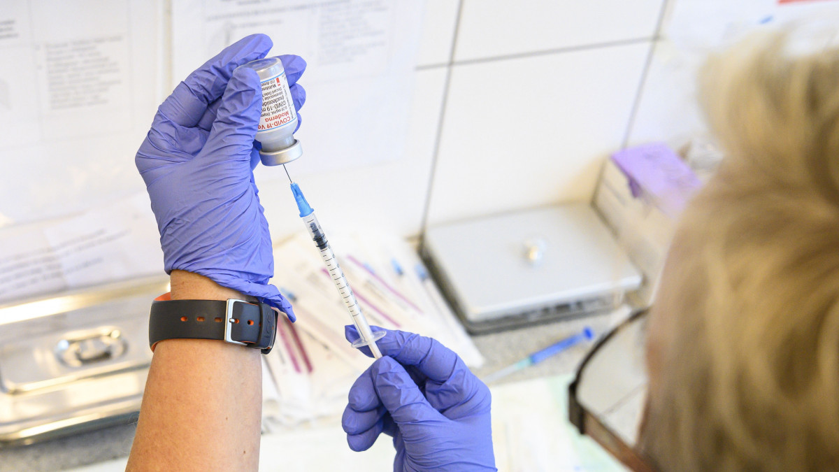 Oltáshoz előkészítik a Moderna amerikai biotechnológiai cég koronavírus elleni vakcináját Budapesten, a Honvédkórház (Magyar Honvédség Egészségügyi Központ) oltópontján 2022. május 13-án.
