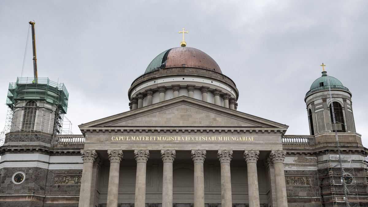 A felújítás alatt álló esztergomi Nagyboldogasszony- és Szent Adalbert-főszékesegyház 2022. szeptember 19-én.