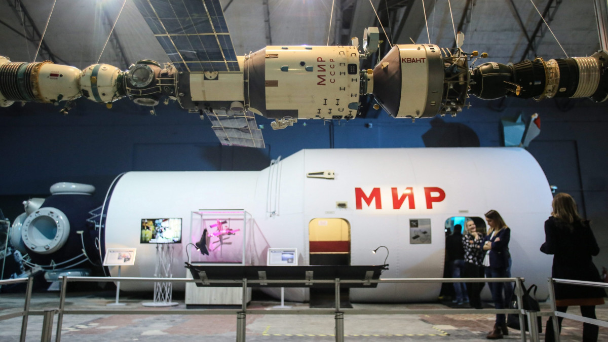 Varsó, 2016. november 19.Látogatók a Gateway to Space című nemzetközi űrhajózási kiállításon Varsóban 2016. november 19-én. A háromezer négyzetméteres kiállítótérben az Amerikai Űr- és Rakétaközpont több száz darabból álló gyűjteménye részeként az amerikai Országos Repülésügyi és Űrkutatási Hivatal, a NASA küldetésein használt szkafanderek, begyűjtött holdkőzetek, illetve rakéták és holdjárók élethű mása, továbbá a Mir szovjet űrállomás egyik eredeti modulja tekinthető meg. Az eddig több mint három millió látogatót vonzott vándorkiállítást számos helyszínen láthatta a nagyközönség az Egyesült Államokban, Dél-Afrikában és sok európai nagyvárosban, köztük Budapesten is. (MTI/EPA/Leszek Szymanski)